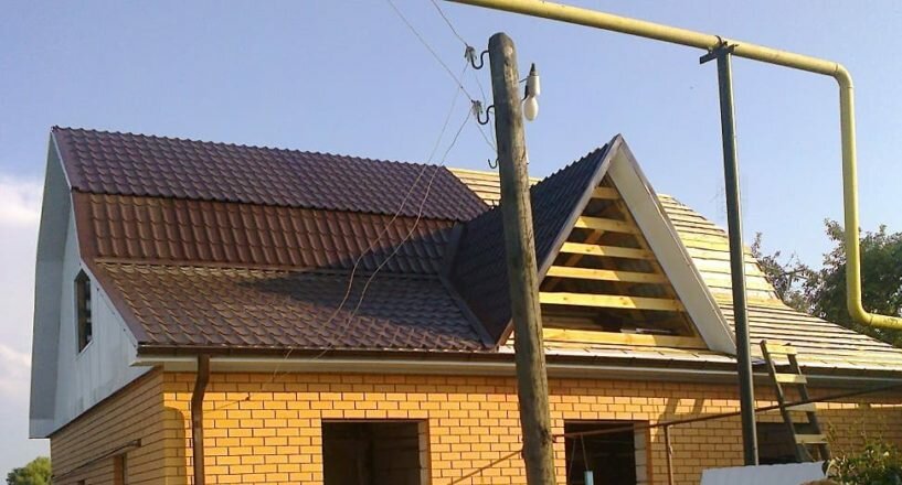 Строительство крыши установка стропил. Установка обрешетки и укладка кровли мягкой. 150 кв.м.